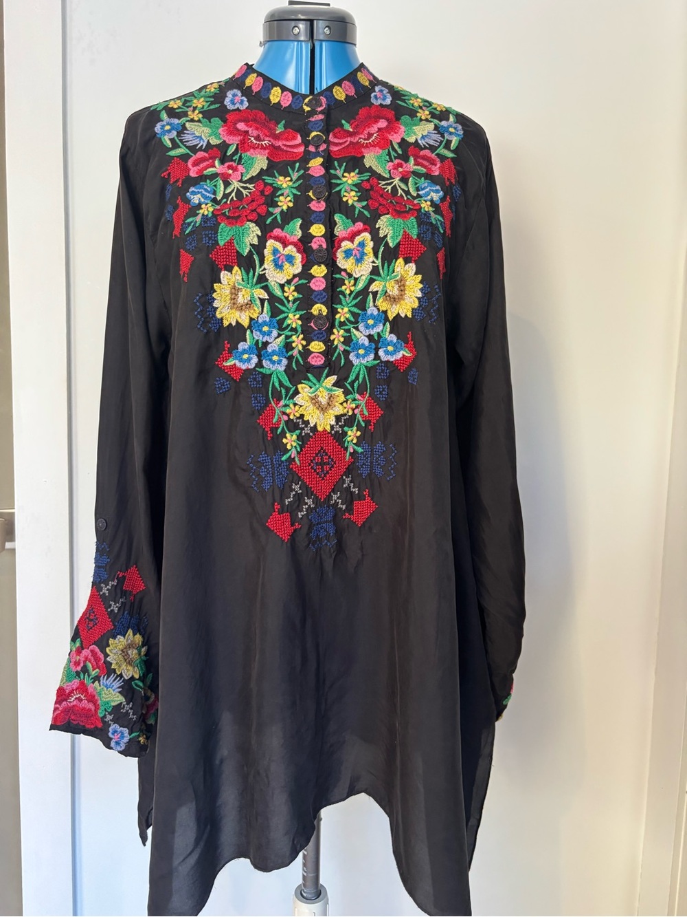 Johnny Was Biya Black Floral Embroidered Cupra Rayon Tunic Medium Long Sleeve